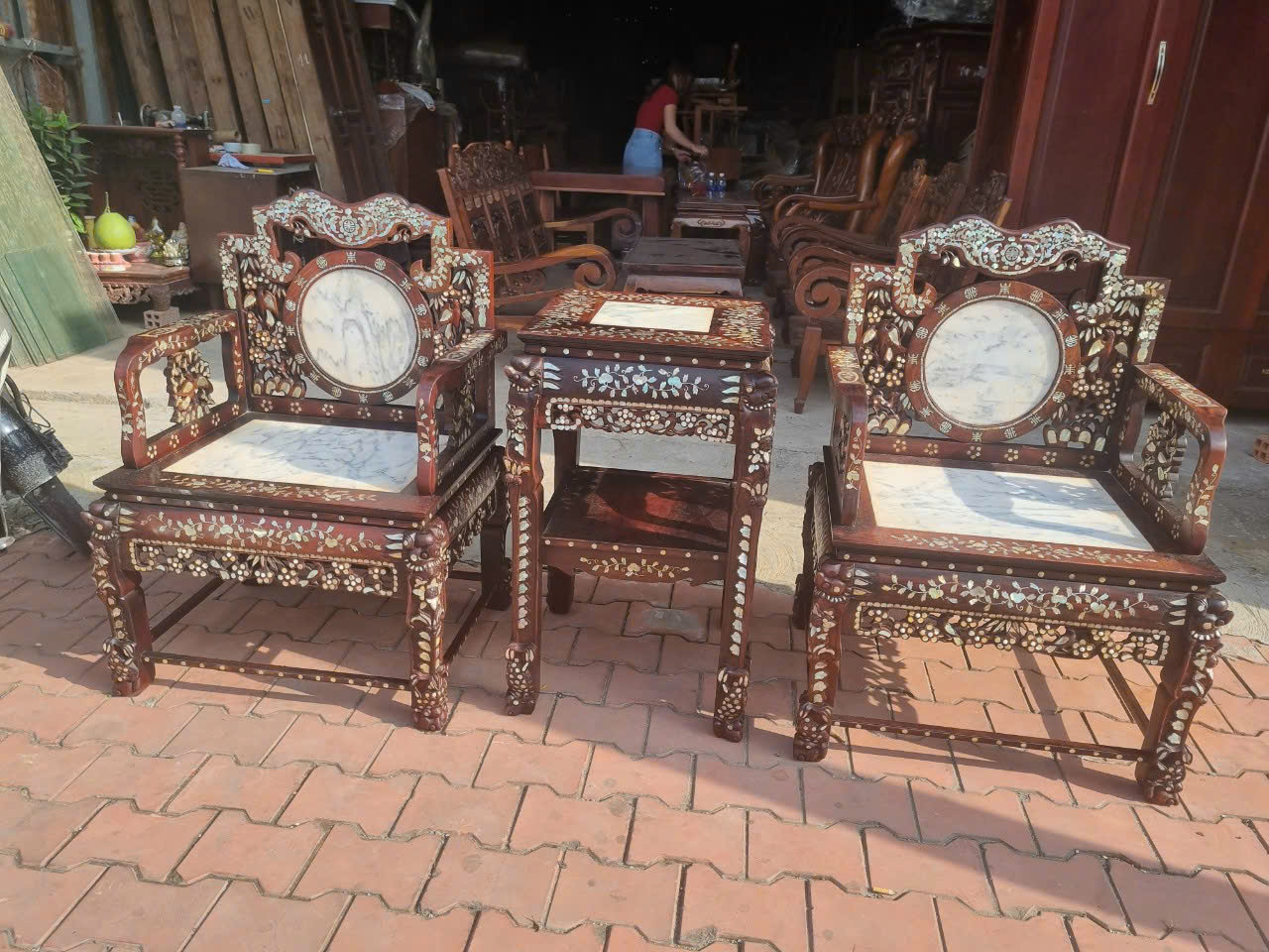 Cửa hàng Tài Lê thu mua bàn ghế gỗ cũ các loại tại quận 1