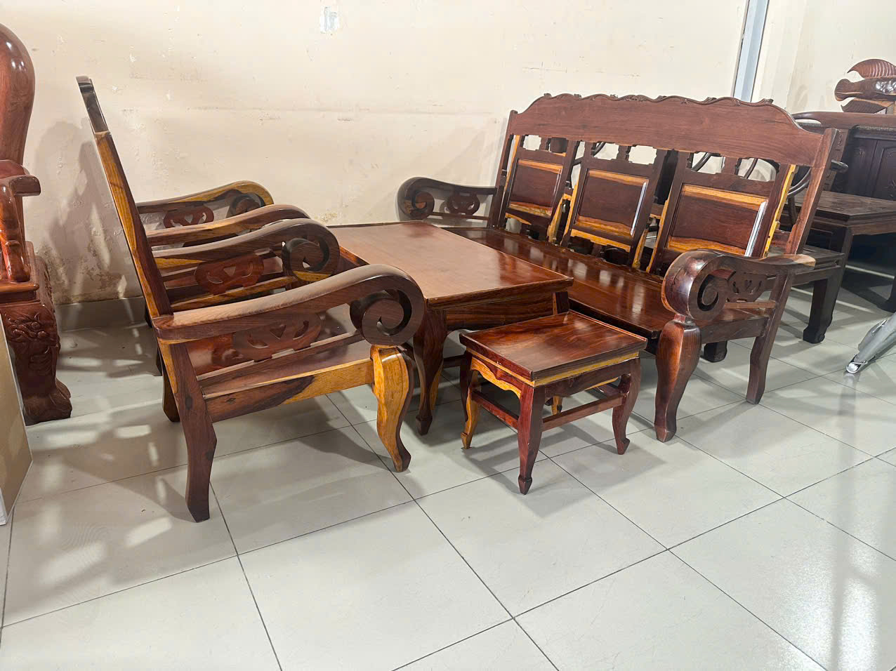 Cửa hàng Tài Lê: thu mua bàn ghế gỗ cũ quận 8