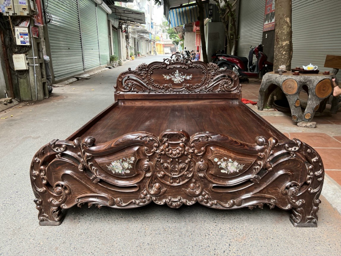 Đồ nội thất cũ là những sản phẩm đã qua sử dụng, thường bao gồm các món đồ như bàn, ghế, tủ, kệ, giường và nhiều loại trang trí khác trong không gian sống