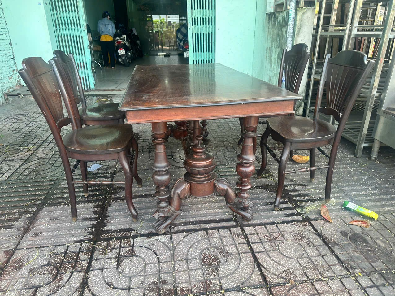 Cửa hàng Tài Lê: thu mua bàn ghế gỗ cũ tại quận Gò Vấp