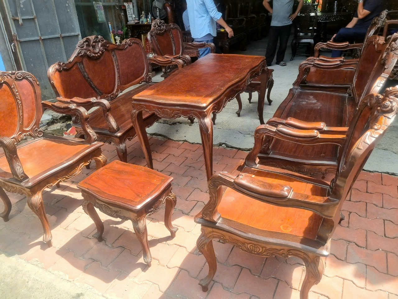 Tài Lê là một trong những cửa hàng thu mua bàn ghế gỗ cũ quận 7 uy tín