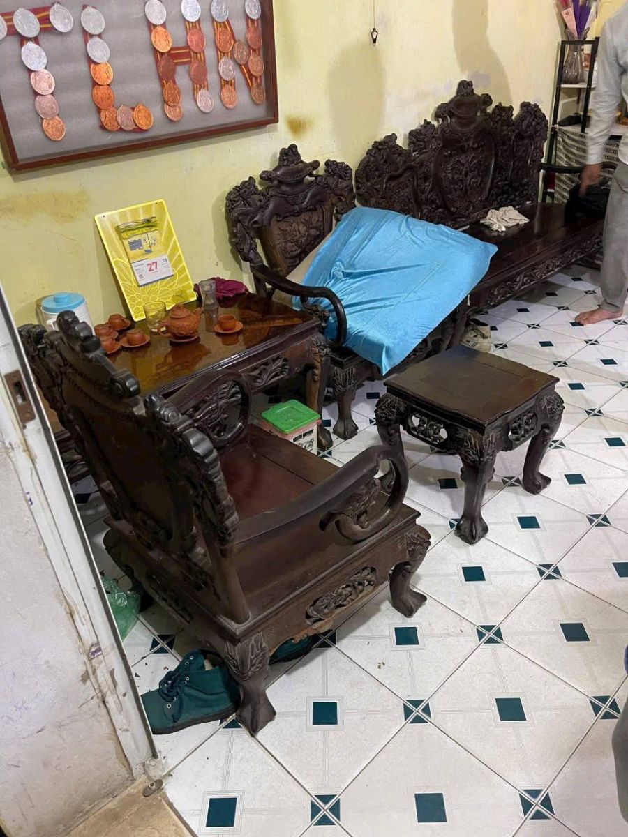 Lợi ích khi chọn dịch vụ thu mua bàn ghế gỗ trắc cũ tại Đồ cũ Tài Lê