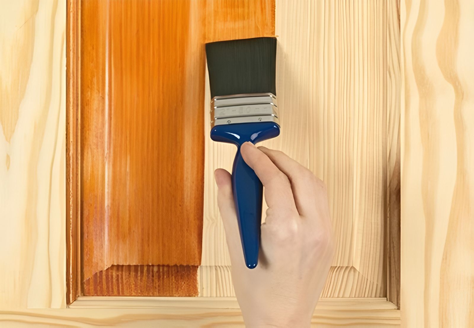 Đánh vecni và sơn lại định kỳ để diệt mối cho đồ gỗ