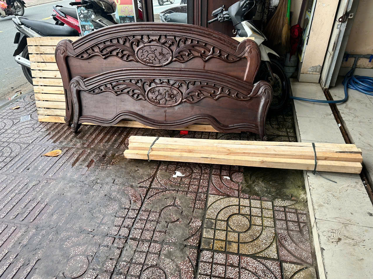Đồ gỗ cũ mang vẻ đẹp cổ điển và giá trị văn hóa sâu sắc