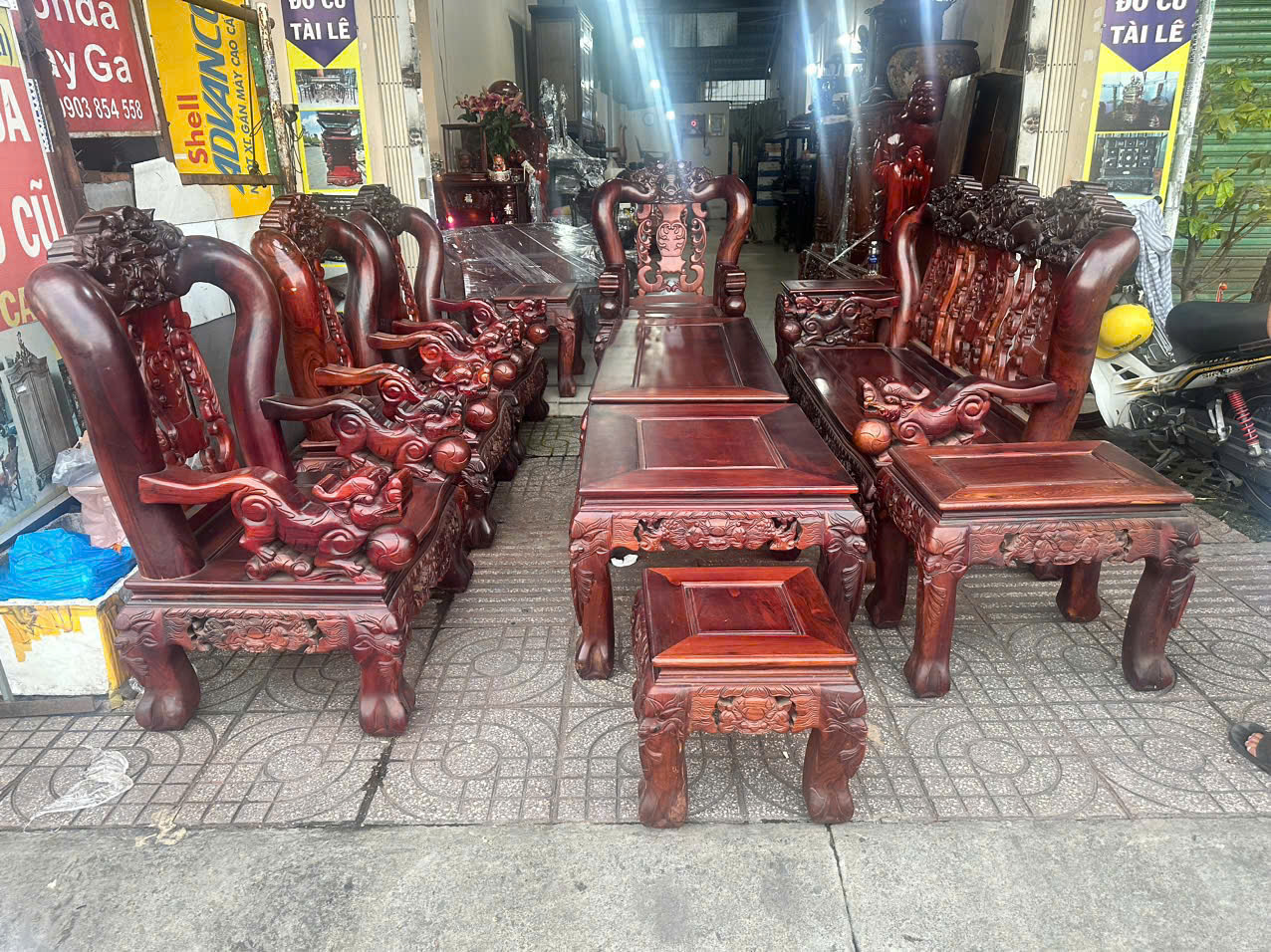 Cửa hàng Tài Lê: Địa chỉ tin cậy thu mua bàn ghế gỗ cũ HCM giá tốt