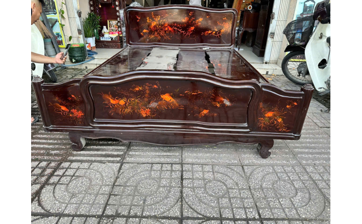 Giường gỗ họa tiết cá chép