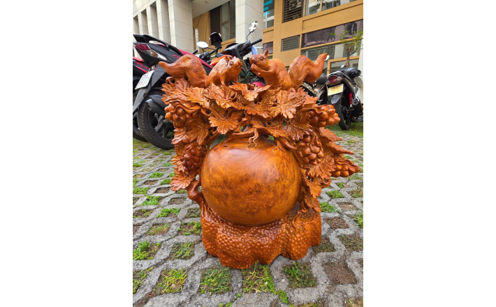 Tượng gỗ bình hoa nho sóc
