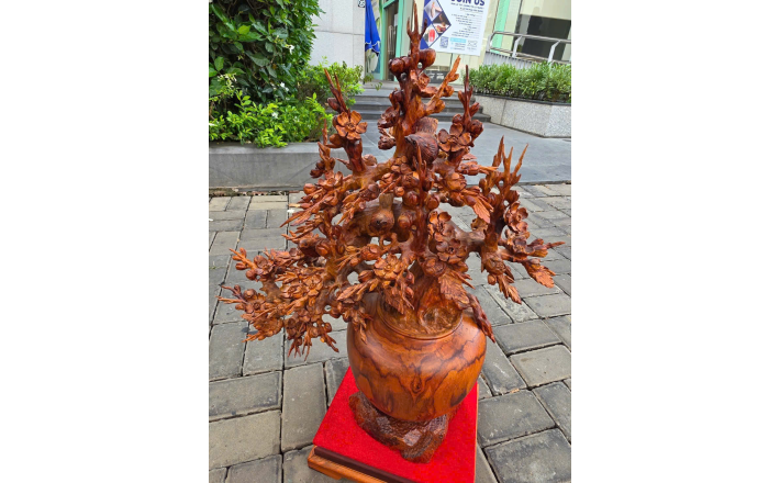 Tượng gỗ bình hoa mai