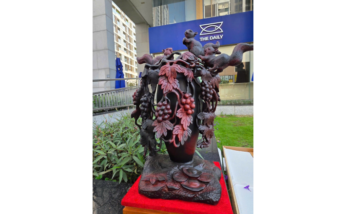 Tượng gỗ bình nho sóc